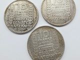 trois pièces d'argent sur lesquelles figurent les noms de différents pays