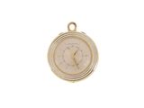 une image montrant un gros plan d'une horloge sur fond blanc