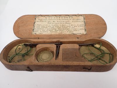 une petite boîte en bois contenant une paire de lunettes