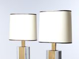 deux lampes posées sur une table, sur fond blanc