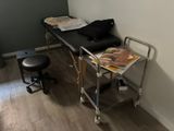 une table sur laquelle est posé un magazine, dans un coin de la pièce