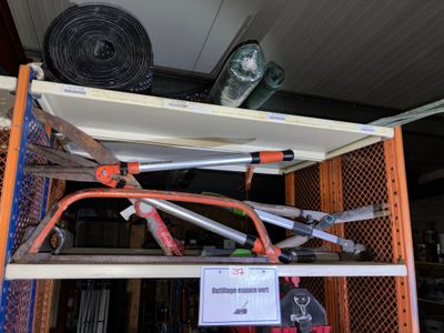 une étagère sur laquelle sont posés tout un tas d'outils