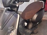un scooter garé devant la porte d'un garage