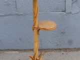 une petite table avec deux tabourets posée sur le trottoir