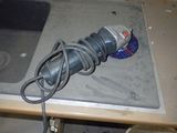 une photo d'une perceuse filaire posée sur une table