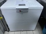 un petit réfrigérateur blanc dans le coin d'une cuisine