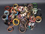 un tas de bracelets assortis posés sur une surface noire