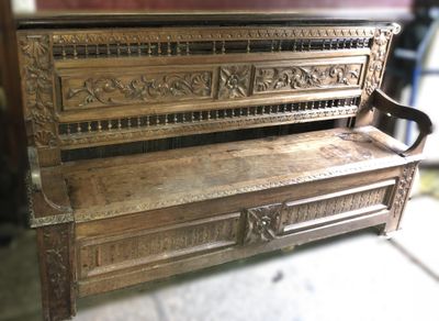 Banc coffre breton ancien en bois sculpté.