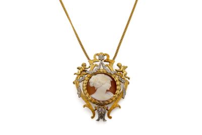 Gros plan sur un collier portant l'image d'une femme