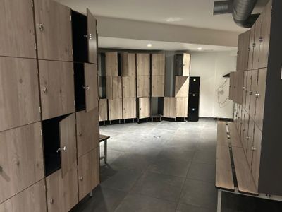 many lockers in the hallway of a building