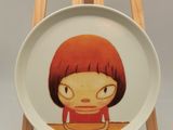 une assiette sur laquelle est représentée une petite fille