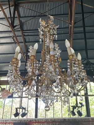 un lustre suspendu au plafond d'un immeuble