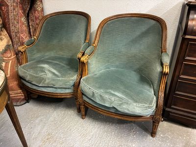 deux chaises vertes placées l'une à côté de l'autre dans une pièce