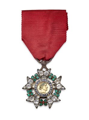 gros plan d'une médaille sur un ruban rouge