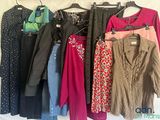 beaucoup de vêtements suspendus à un portant