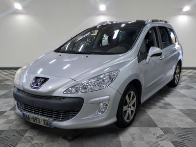 la petite voiture argentée est garée dans une grande pièce