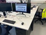 une photo d'un bureau avec deux écrans et un clavier