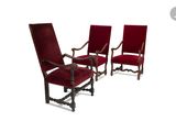 paire de fauteuils en velours rouge avec accoudoirs sculptés