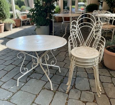 Salon de jardin en métal laqué blanc comprenant une table ronde et qua - Photo 1