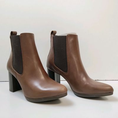 Paire de bottines en cuir marron ELODIE, P.