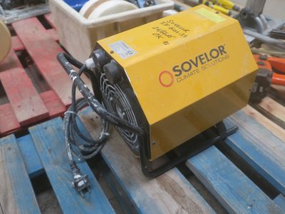une boîte jaune posée sur une palette, elle-même posée sur une autre palette