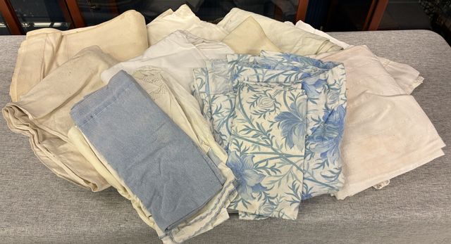 Une caisse de draps, certains ajourés. Vendu en l’état sans vérif