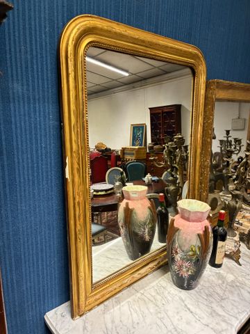 Miroir cadre Louis-Philippe en bois et stuc doré. Accident sur le