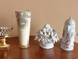 trois vases et une théière posés sur une table