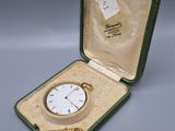 un petit étui vert contenant une montre blanche