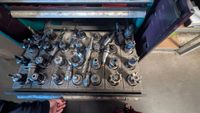 Servante d'atelier contenant des pièces d'usinage, porte-out… (photo 4)