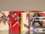 Plusieurs livres sont alignés sur une table en verre