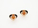 une paire de boucles d'oreilles en or et diamants en forme de cœur