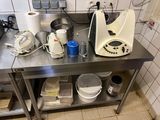un plan de travail de cuisine sur lequel se trouvent un mixeur et d'autres objets