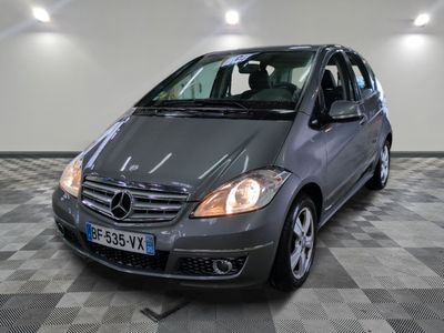 photo d'une mercedes b - class garée dans un garage
