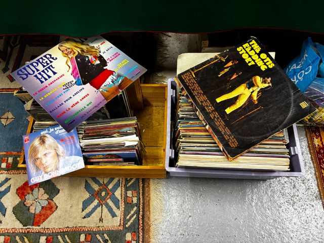 Lot de 2 caisses de vinyle 33 tours et 45 tours, variété français...
