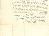 un vieux document portant des inscriptions, posé sur une feuille de papier