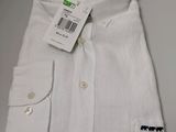 chemise blanche pour homme avec une étiquette sur le col