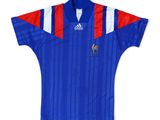 un gros plan sur un maillot de football orné d'un coq