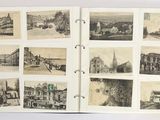 un livre ouvert sur lequel figurent des images de bâtiments
