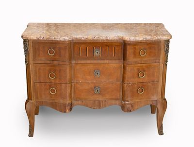 une commode ancienne avec un plateau en marbre sur fond blanc