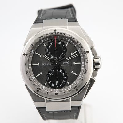gros plan d'une montre-bracelet avec un cadran noir
