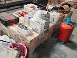 une table chargée d'objets dans un entrepôt