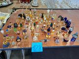une table sur laquelle sont posés de nombreux flacons de parfum