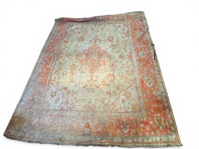 un vieux tapis dont le motif est très défraîchi