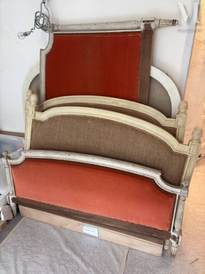 un lit avec une tête de lit rouge
