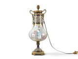 une lampe posée sur une table et munie d'un cordon