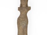 une statue en pierre représentant une femme, les mains sur la tête
