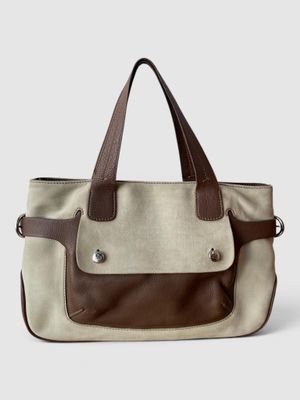 une image représentant un sac à main marron et blanc sur fond blanc