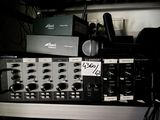une radio posée sur une étagère dans une pièce