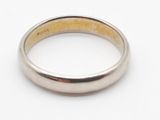 gros plan d'une bague en argent sur une surface blanche